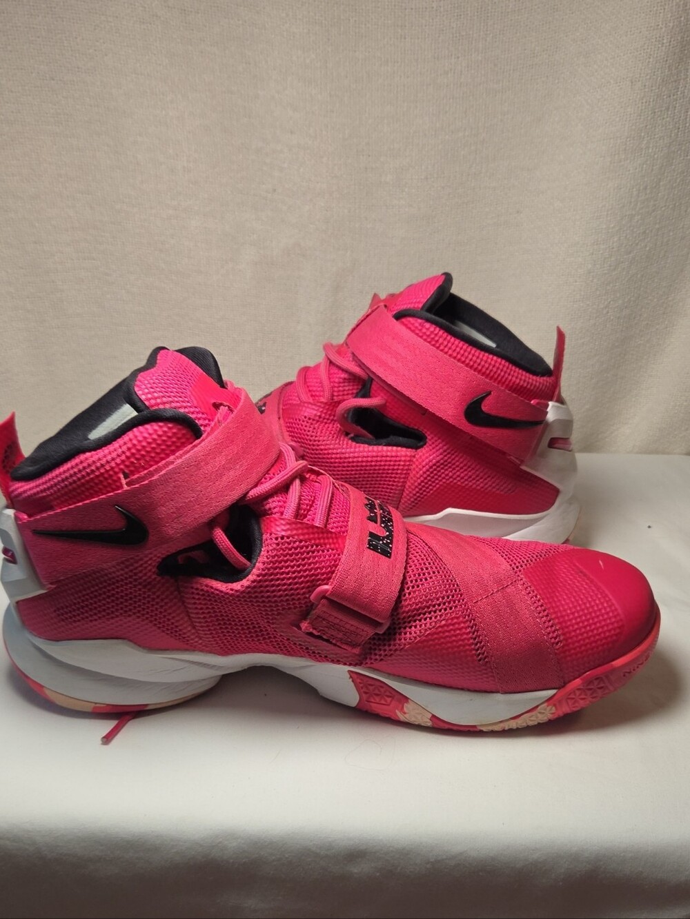 Nike LeBron Soldier 9 'Think Pink'  Cancer Awareness Men’s size 11.5